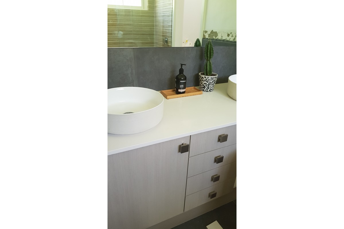 Round top-mounted basins
