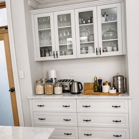 Hamptons Style: Statement Rangehood Design